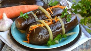 Острая закуска родом из Одессы).
СОЛЁНЫЕ ФАРШИРОВАННЫЕ БАКЛАЖАНЫ