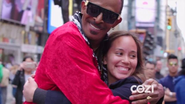 Antonio Fargas Gives Out Hugs From Huggy Bear In Times Square | COZI TV смотреть онлайн