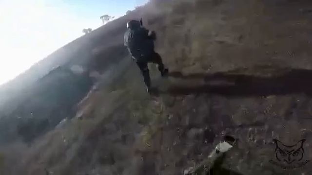 Кадры с нашлемной камеры военнослужащего армии России во время боестолкновения с противником.MP4 смотреть онлайн