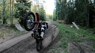 Тренируем вилли на ктм в лесу, валим на заднем смотреть онлайн