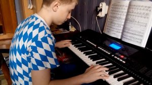 Игра на синтезаторе. Музыка из к\ф Цыган