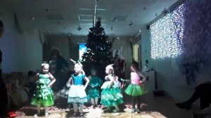 ТАНЕЦ ЕЛОЧЕК В СРЕДНЕЙ ГРУППЕ