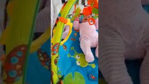 Ребенок полтора месяца играет с игрушками