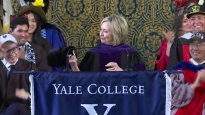 Хиллари Клинтон пришла на церемонию вручения дипломов в Йельском университете с "русской шапкой"
