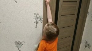 Клею дверные наличники ,а то кроме меня некому .