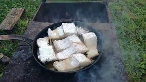 Жареная рыба. Жареная рыба на сковороде. Жареная рыба рецепт на открытом огне.