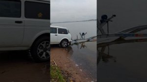 Нива Урбан тащит катер из водохранилища. Всё пошло не по плану 🙁
