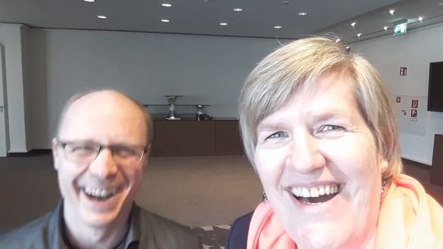 Lachen-ins-Gesicht-werfen mit Sascha | Lachen ohne Grund смотреть онлайн