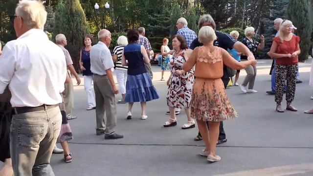 А МНЕ БЫ, А МНЕ БЫ! СЧАСТЛИВЫЕ МОМЕНТЫ ИЗ ПАРКА ГОРЬКОГО ХАРЬКОВ ТАНЦЫ смотреть онлайн