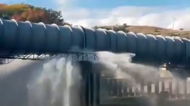 «Прорыв года»: мощный фонтан забил из труб в селе Александровском смотреть онлайн