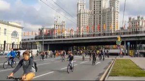 . Велопарад. Велосипед с ручной приставкой