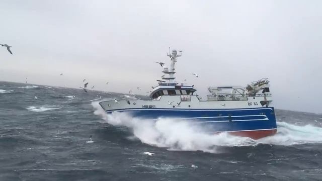 Судно в шторм  Рыболовный траулер в Бурном море и массивных волнах [4K].mp4