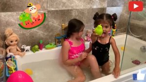 Эсмирка и Азалька купаются в ванной и играют игры