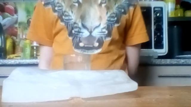 А вы знайте что сухой лёд может за 36 секунд заморозить воду смотреть онлайн