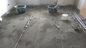 Особенности заливки тонкослойной стяжки в новостройке 2 я комната часть 1