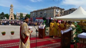 В День города Бельцы, Молдова, на площади проходит литургия - 2019 год