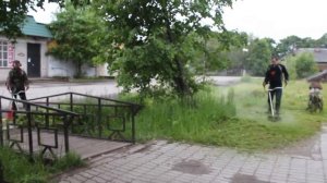 Покос травы в Центре поселка Вырица