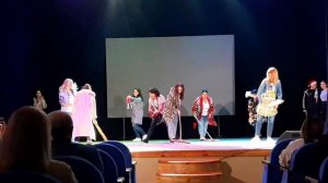 ТАНЦЕВАЛЬНЫЙ БАТЛ. Танцуют все! Одноклассники 10 класса и их родители (мамы).