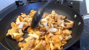 Лосось в сливочном соусе с лисичками, запеченный в духовке