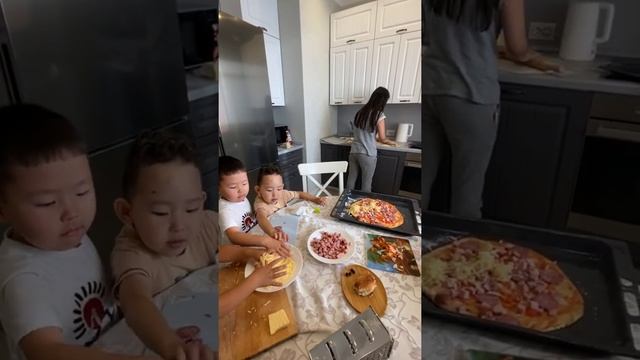 Лев, Богдан и Вероника готовят пиццу смотреть онлайн