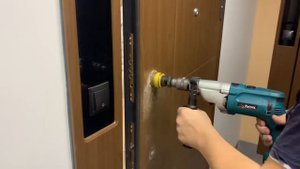 Установка врезной броненакладки на цилиндровый замок / door-services.ru