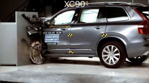 Genesis GV80 vs Volvo XC90 (small overlap crash test)