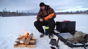 РЫБАЛКА НА ОКУНЯ. ТАЕЖНОЕ ОЗЕРО ОПЯТЬ УДИВЛЯЕТ.