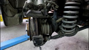 Замена передних тормозных колодок Chevrolet Niva 4х4 Шевроле Нива 2016 года