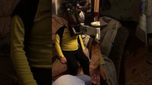 Ребёнок впервые одел очки VR