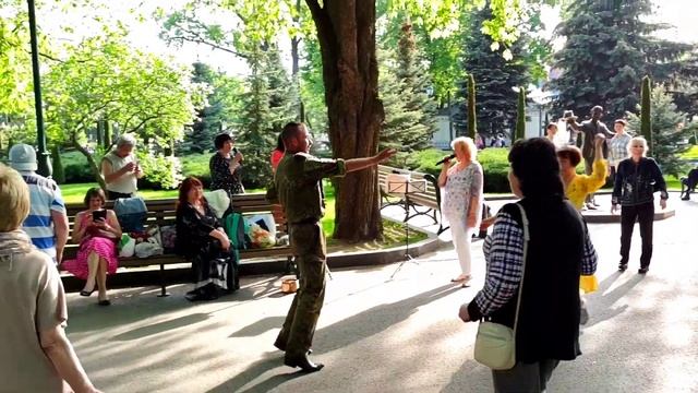 Клен зелёный Танцы в саду Шевченко Май 2021 Харьков смотреть онлайн