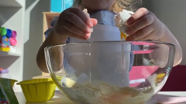 Готовим вместе на Весёлой кухне. Милана готовит капкейки на детской игровой кухне.