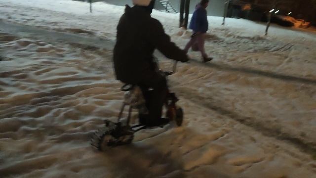 Гусеничный электро-велосипед зимой