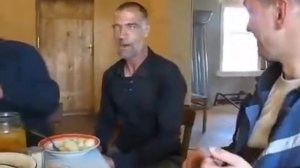 Утро алкаша. Трясутся руки. Morning drunk. His hands are shaking.