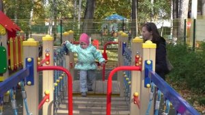 Детская площадка: дети играют, качаются на качелях, катаются с горки