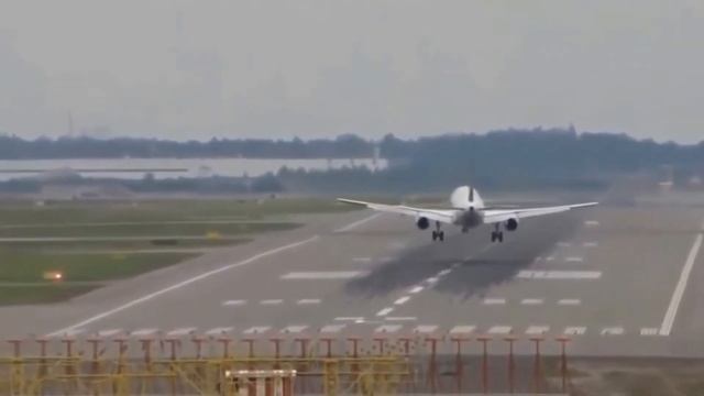 Очень опасные моменты при взлете и посадке самолета при сильном боковом ветре. #Самолет, #посадка,