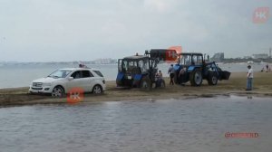 💬 Автолюбитель решил покататься по пляжу в Анапе, в районе впадения речки Анапки в море.