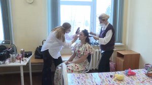 В День детей, больных раков, в областной больнице устроили бьюти-день