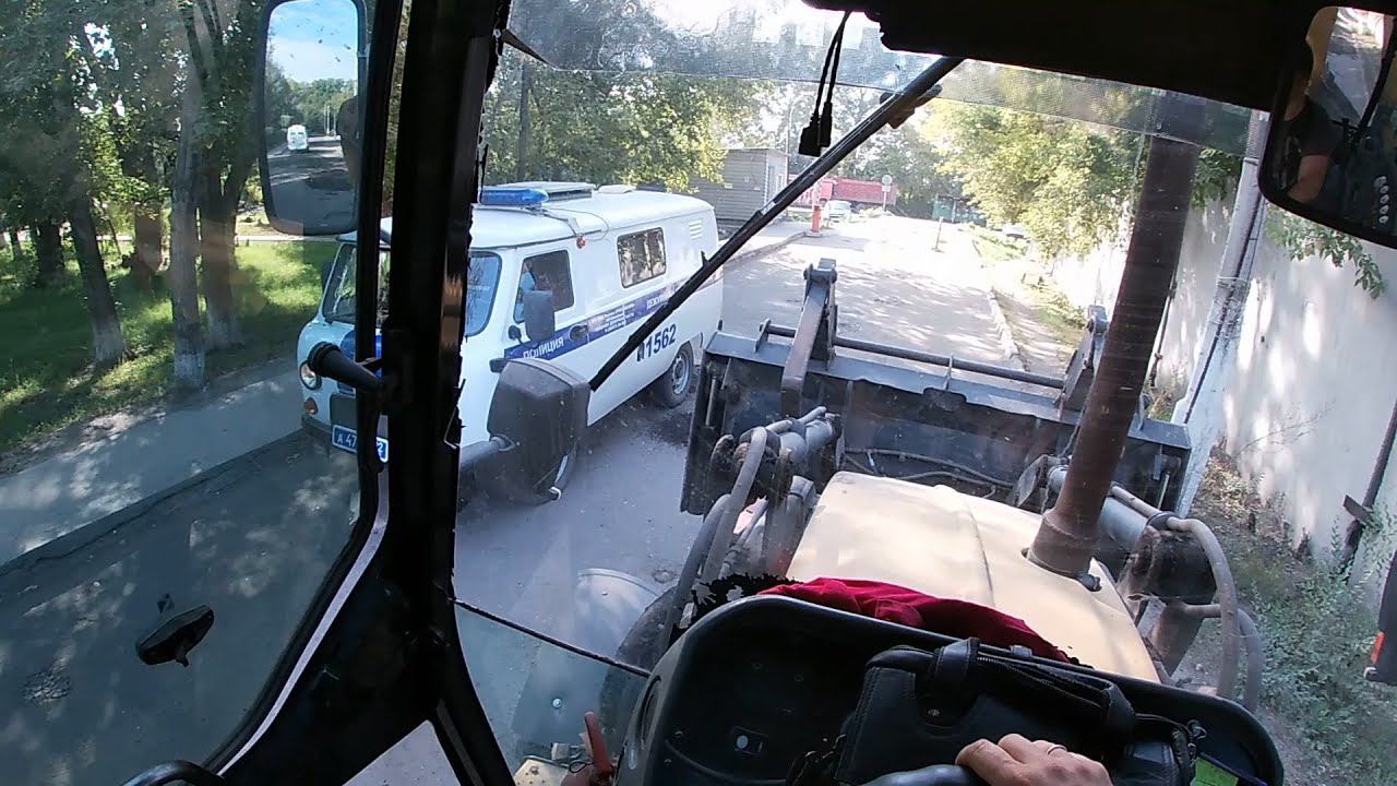 Очень ответственная работа. Планировка асфальтной срезки в больнице. Экскаватор-погрузчик.