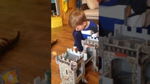 Мальчики играют в солдатики.  Сражение в замке.