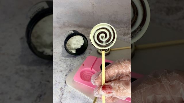 Красим темный шоколад в белый цвет сухим соком кокоса #натуральныекрасители