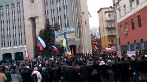 Поднятие флага России у горисполкома Днепропетровска.