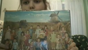 Показывают свои детские фотографии и школьные!