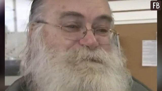 Говард Кирби купил в комиссионном магазине кушетку. Через несколько недель его внимание привлекла смотреть онлайн