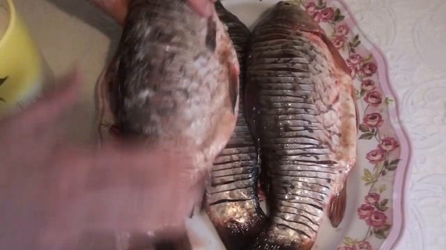 ЖАРЕННЫЕ КАРАСИ БЕЗ КОСТЕЙ. КАК ПРАВИЛЬНО КАРБОВАТЬ РЫБУ