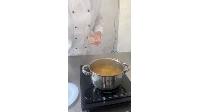 Приготування супу картопляного з макаронними виробами, бобовими (майстер в/н Скрипник А.А.) смотреть онлайн