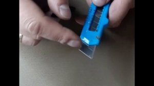 Как правильно отломить лезвие у канцелярского ножа? чтобы оно не отлетело в глаз!