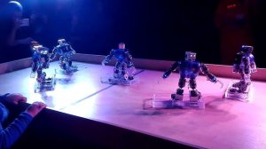 Роботы танцуют по круче людей || Robotu Balle