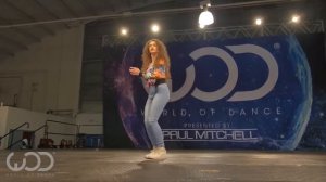 Крутой танец девушка танцует как робот смотреть всем..