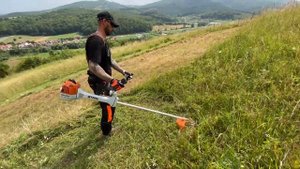 Testing brand new grass cutting blade with Stihl Fs 490-C.( Motocoasa cu disc nou de taiat iarba.)