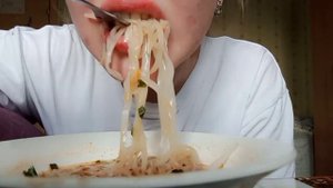 Мукбанг/ Рисовая лапша с соусом Том Ям ??